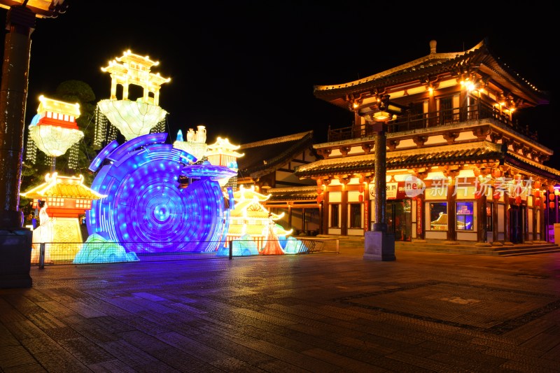 新年灯会夜晚街道龙形彩灯装饰景观