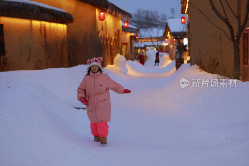 冬日小女孩雪地玩耍