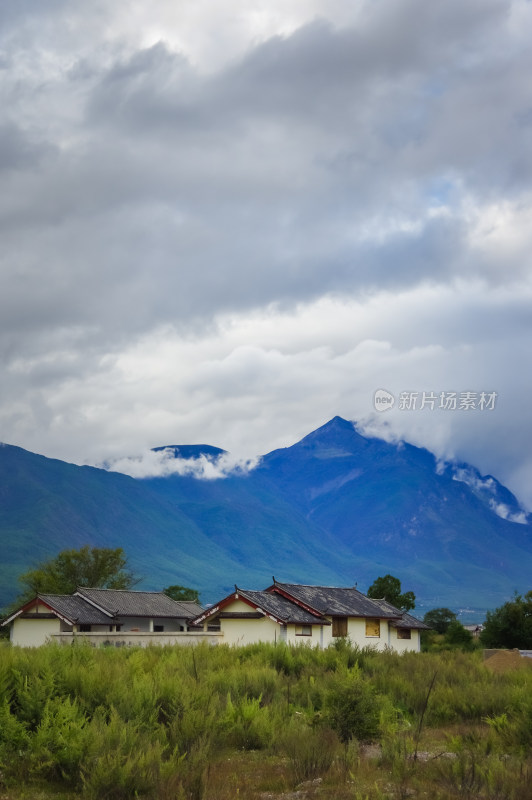 玉龙雪山下的古镇