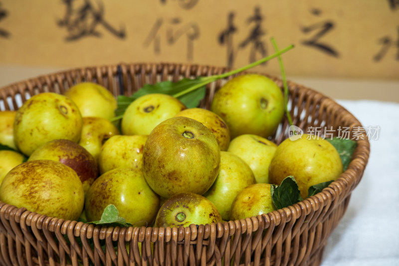 篮子里装满刚采摘下来的新鲜大荔冬枣