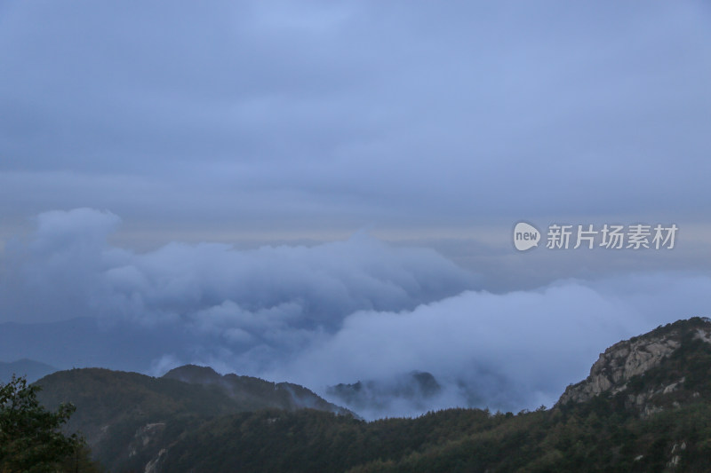 凌晨日出前云雾缭绕的泰山山峰