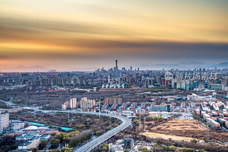 北京黄昏下城市全景及道路的壮观景象