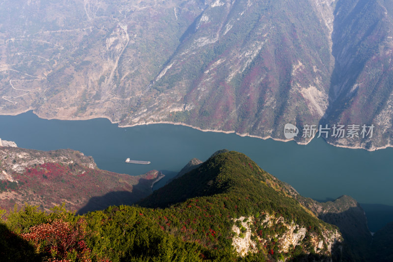 重庆巫山长江三峡巫峡中航行的货轮