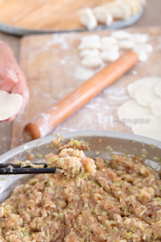 在砧板上擀饺子皮准备包饺子