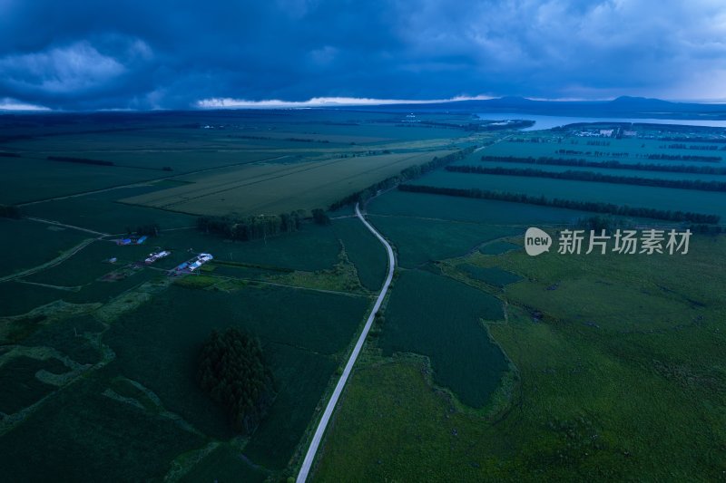 航拍田野道路与阴沉天空