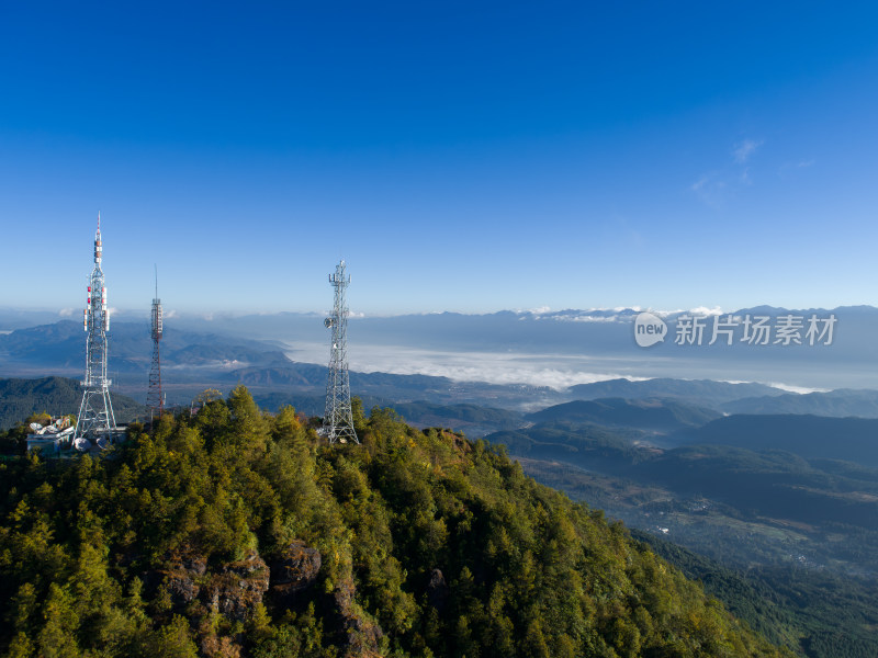 山顶信号塔处俯瞰远处山峦及城镇