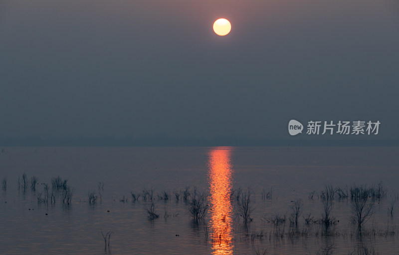 山东济宁邹城孟子湖湖面日落景观