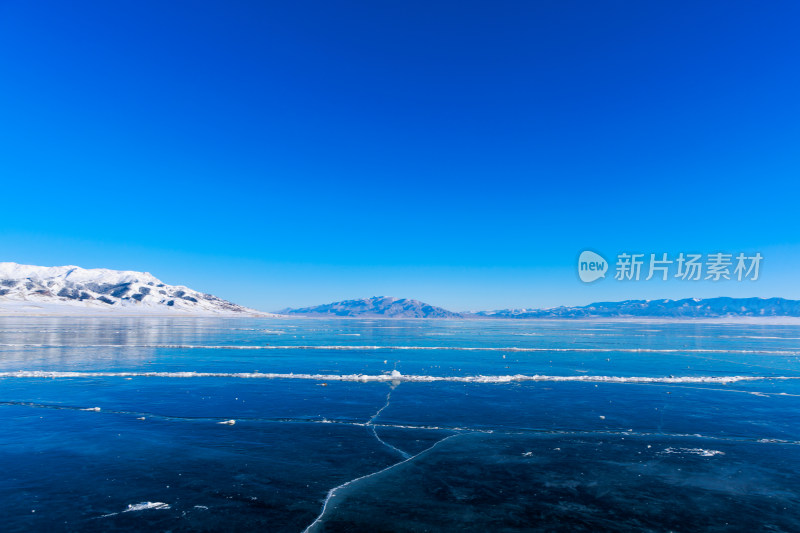 新疆冬季赛里木湖雪景雪山冰湖蓝冰日照金山