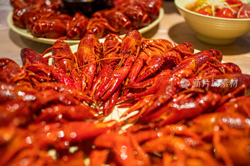 夏季在夜市上吃麻辣小龙虾