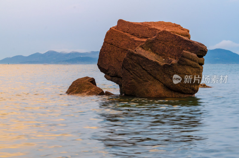 山东青岛太平角公园，夕阳中海上的巨石