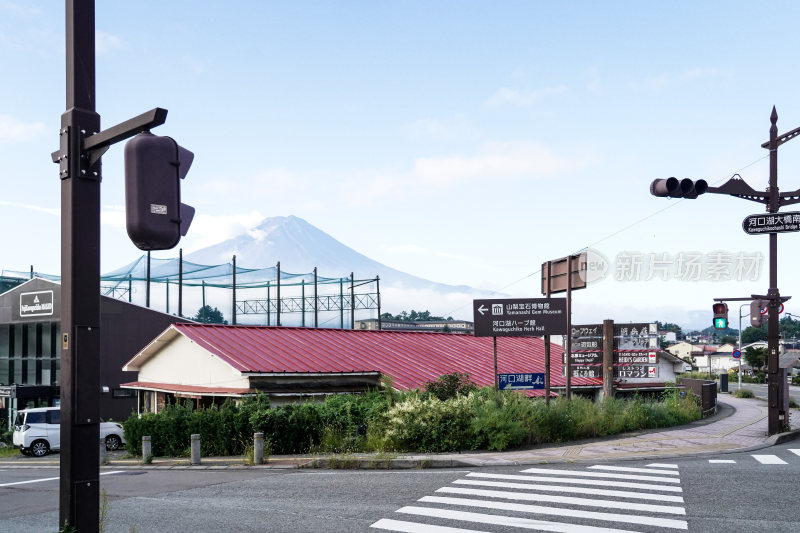 日本山梨县富士山河口湖夏天宁静的湖光山色