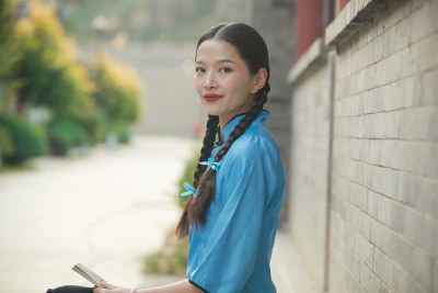 在古城身穿民国学生服饰的女大学生