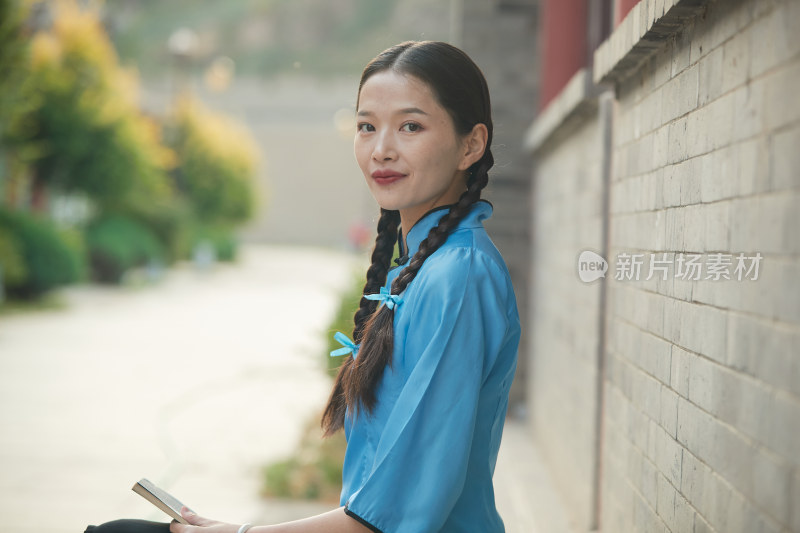 在古城身穿民国学生服饰的女大学生