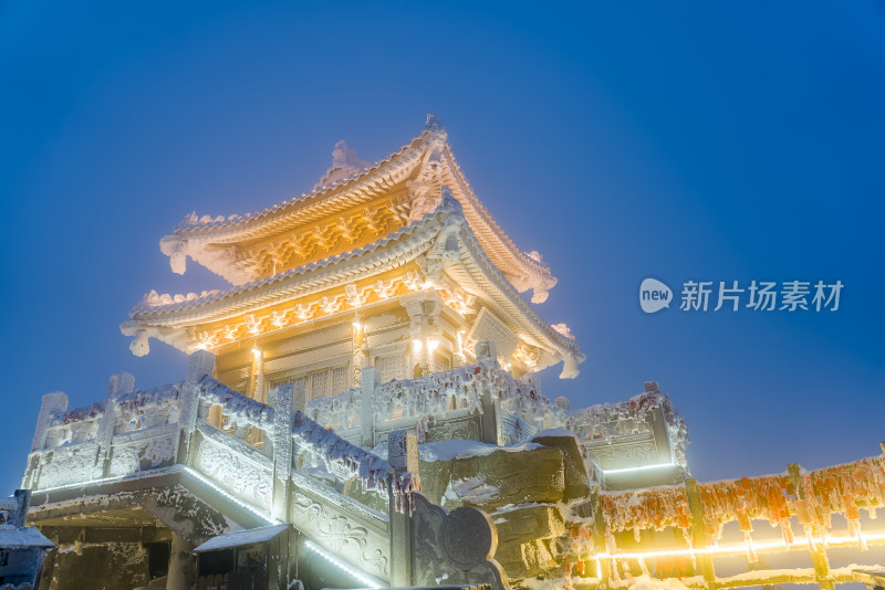 河南老君山景区冬季大雪古建筑房檐夜景