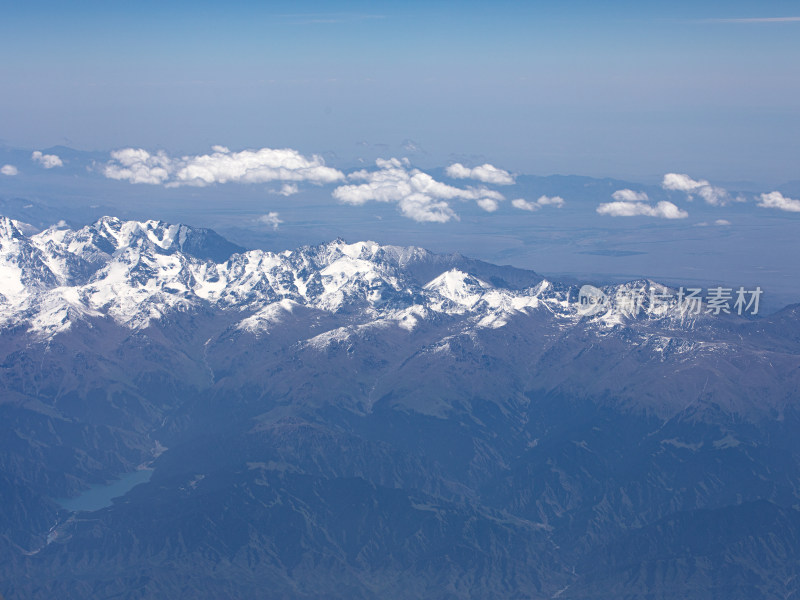航拍视角下的新疆天山山脉雪山和蓝天白云
