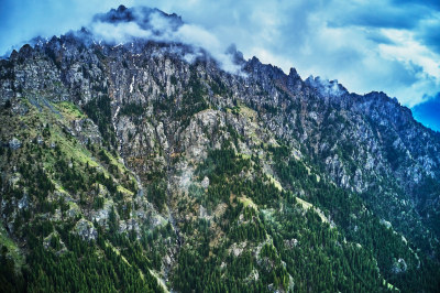 云海中的天山