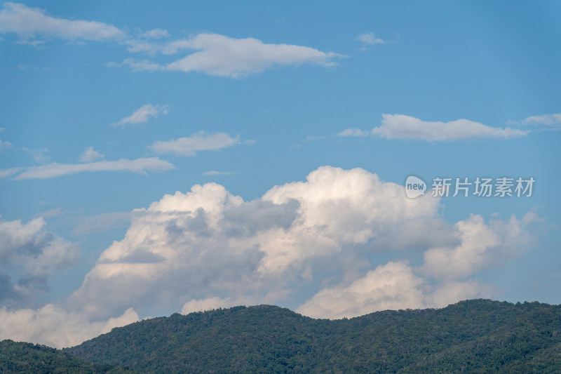 蓝天白云下的山峦景色