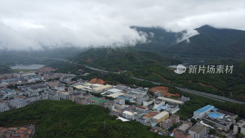 广东东莞：雨后城镇上空云雾缭绕