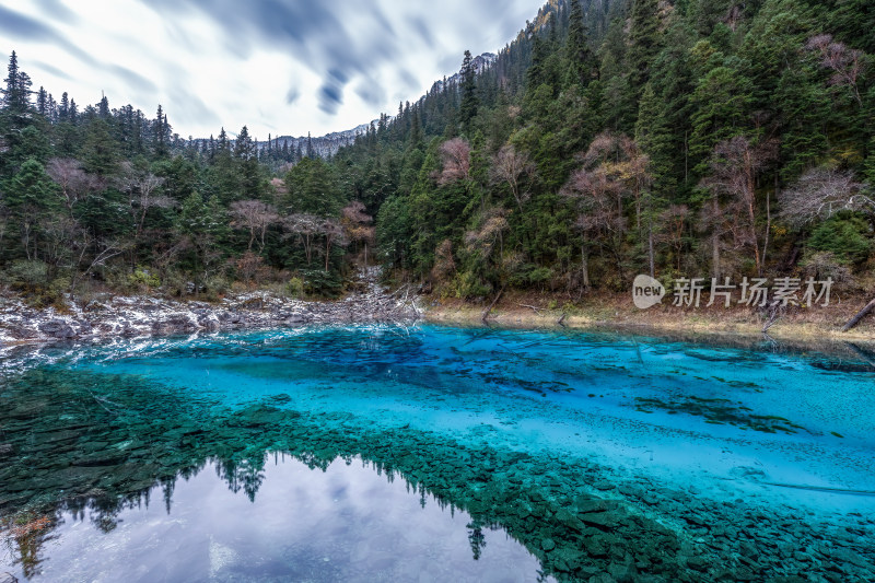 四川阿坝州九寨沟秋色静谧湖光金秋倒影色彩