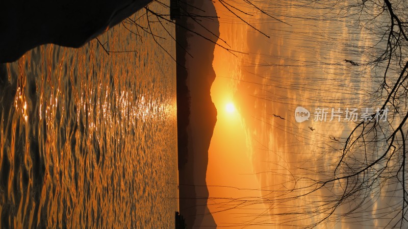 夕阳下波光粼粼的水面景观