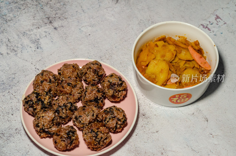 盘子中的紫菜饭团，碗中的孜然土豆