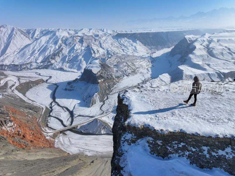 航拍新疆冬季安集海大峡谷雪景雪山山脉河流