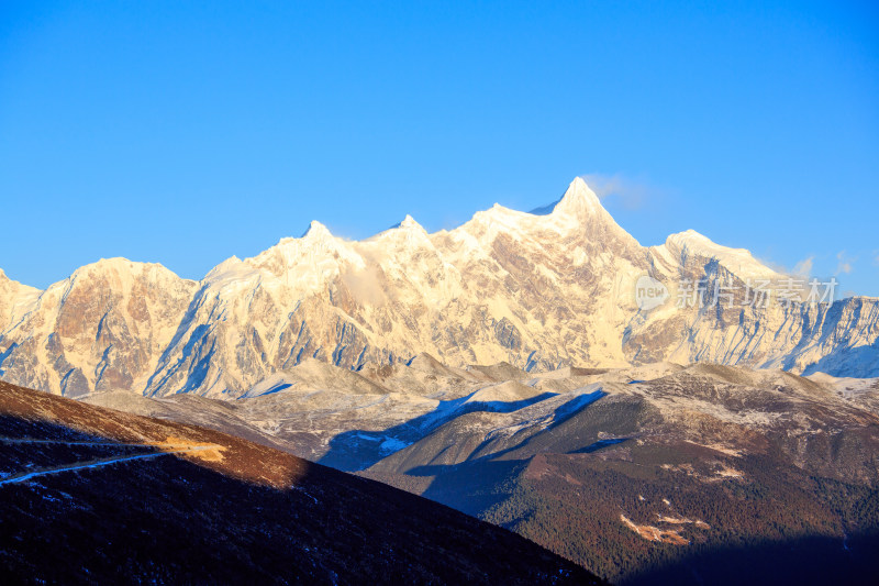 西藏林芝雪景南迦巴瓦峰日照金山雪山夕阳