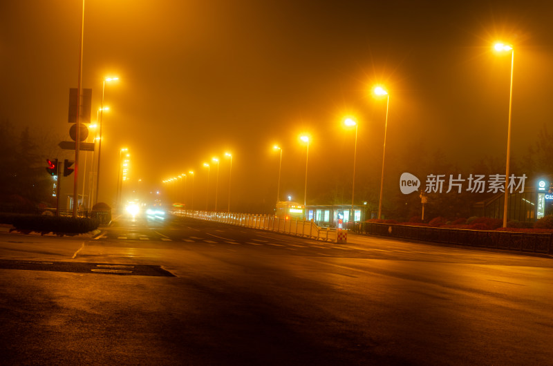 夜路和雾的城市街道
