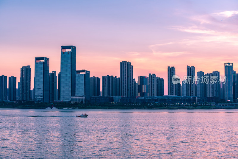 长沙湘江沿岸湖南金融中心建筑群夕阳风景