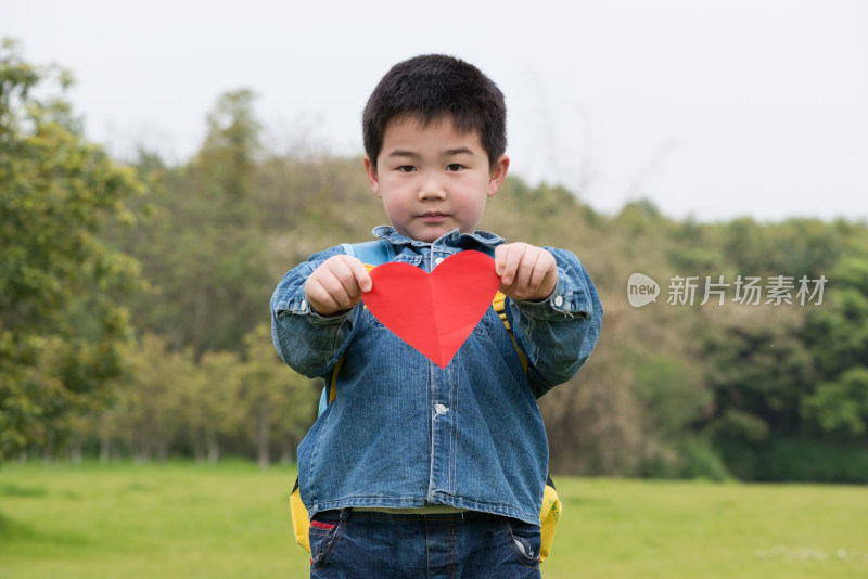 手拿红心的小男孩