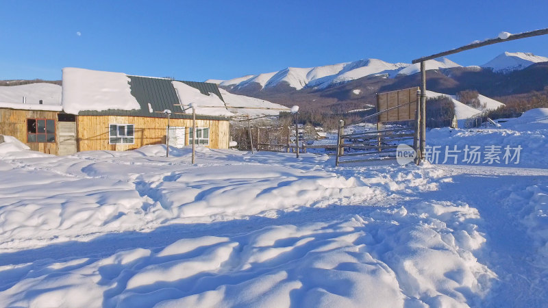 新疆白哈巴雪后村庄木屋与远山景色