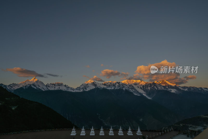 梅里雪山与彩云的壮美景观