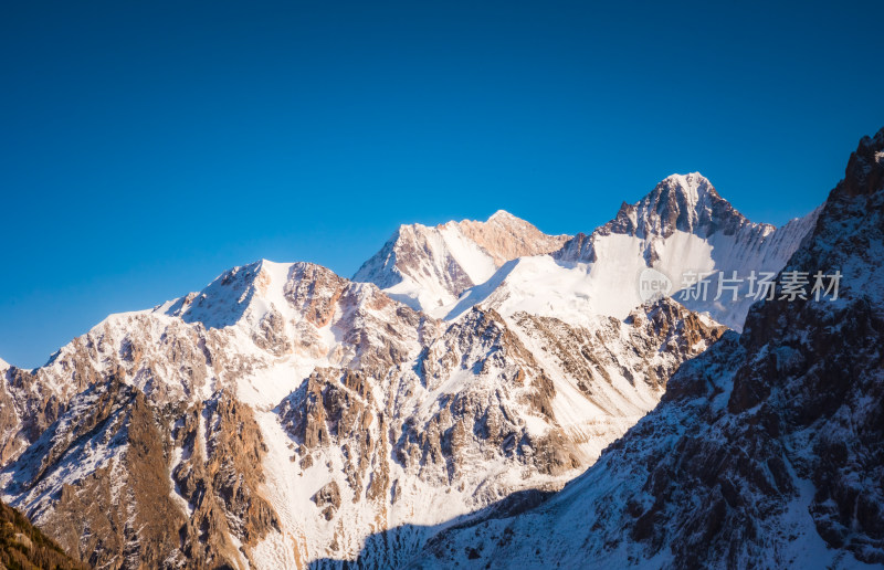 新疆天山山脉宏伟雪山风景