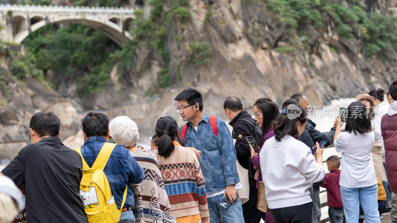 云南香格里拉虎跳峡景区及游客