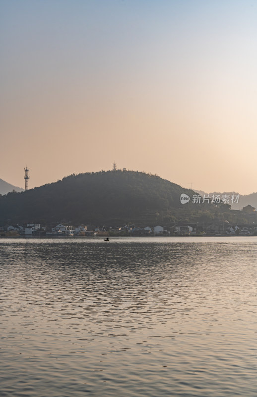 浙江宁波东钱湖晨雾景观