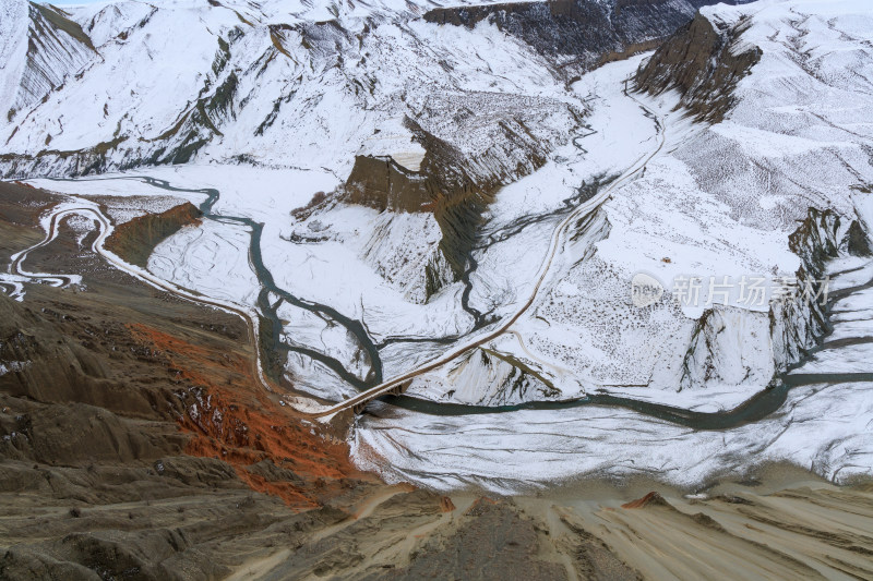 航拍新疆冬季安集海大峡谷雪景雪山山脉河流