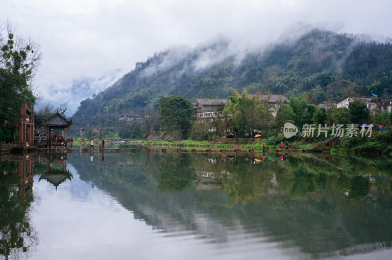 朦胧细雨中的四川柳江古镇