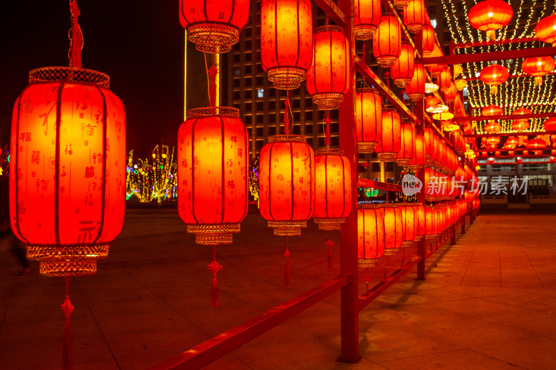 中国春节过年夜晚悬挂的红色灯笼