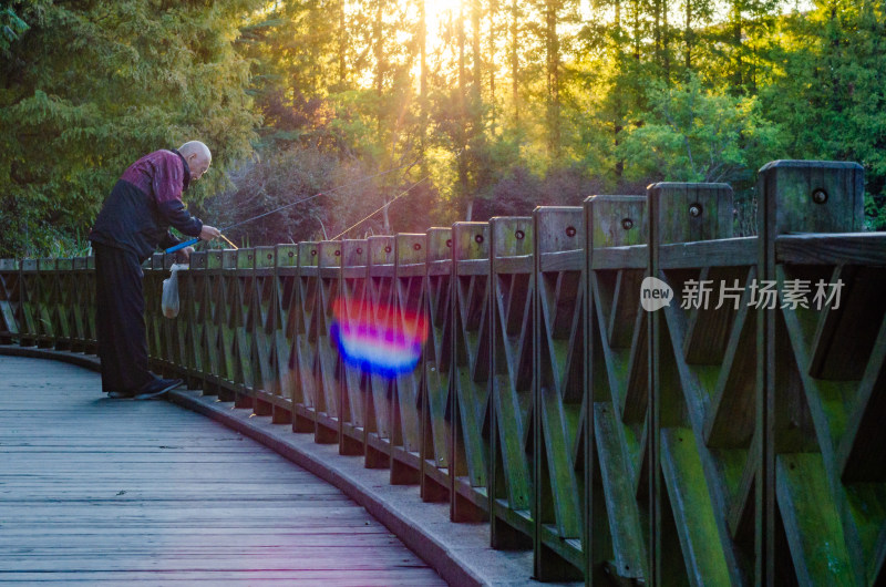 青岛中山公园夕阳下垂钓的老人