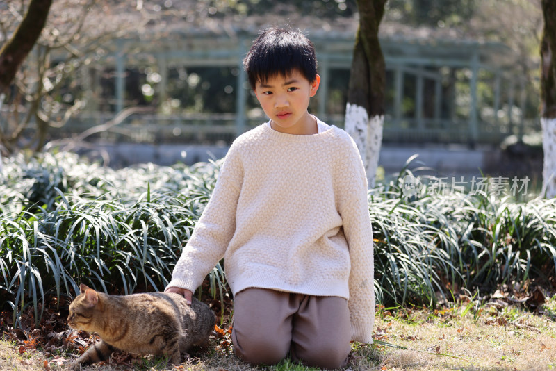 一个中国小男孩和他的宠物猫狸花猫