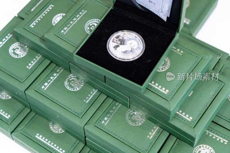 熊猫纪念银币及包装盒展示