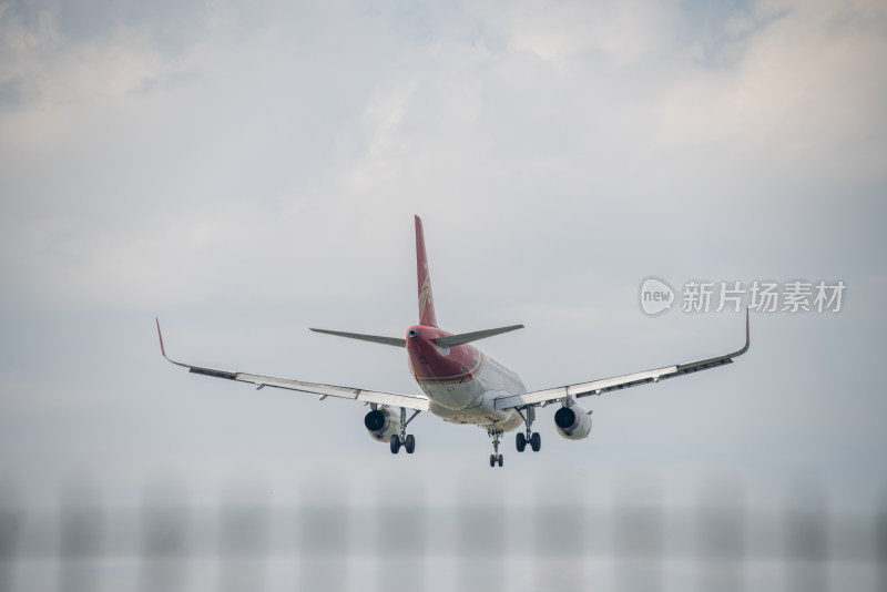 空中飞行的客机特写