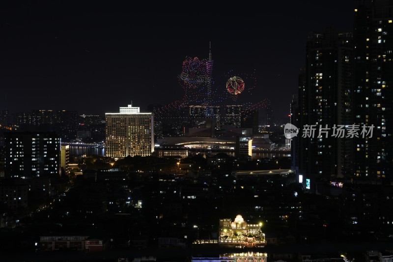 城市夜空下绚烂多彩的烟花盛宴