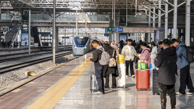 火车站台人们携行李候车的场景