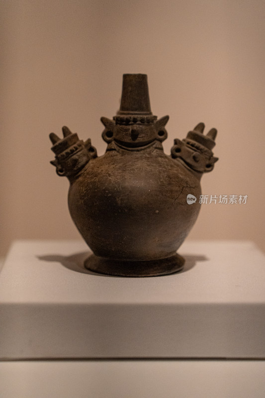 秘鲁西坎国家博物馆藏西坎文化三神首陶瓶
