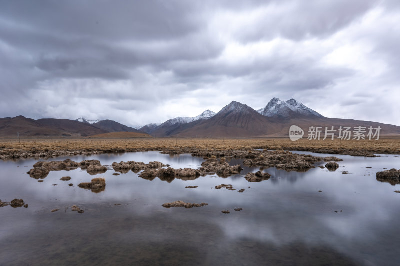 西藏日喀则高原湖泊与雪山倒影宁静湖光山色