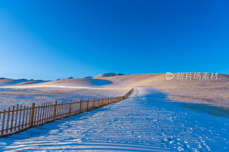 新疆冬季赛里木湖雪景雪山冰湖蓝冰日照金山