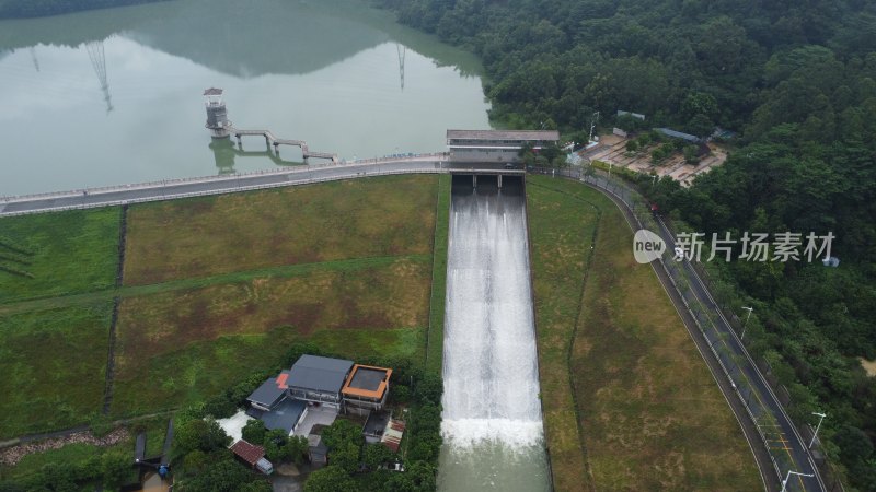 广东东莞：雨后清溪湖水库泄洪