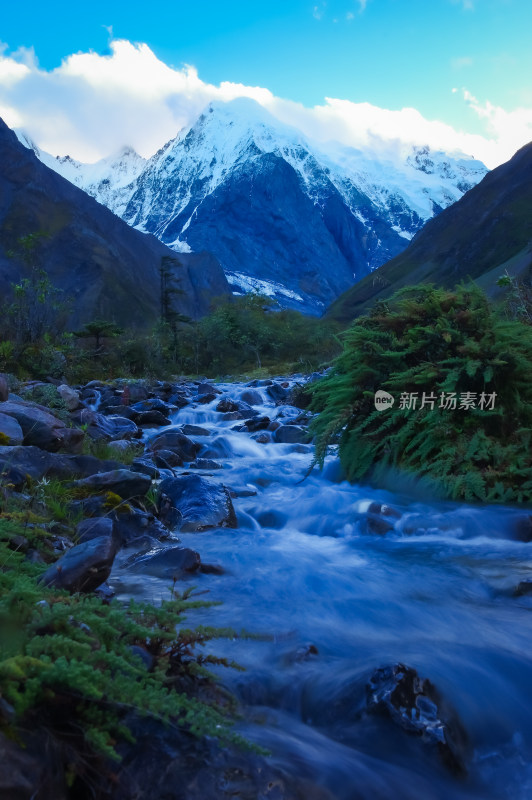 云雾中雪山冰川自然风景