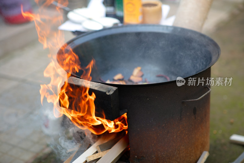 柴火铁锅里煸炒五花肉